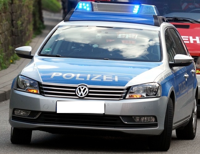 Rülzheim – B 9 nach Fund einer Handgranatenattrappe voll gesperrt; 84-Jähriger fährt in Absperrung und beschädigt Polizeiauto