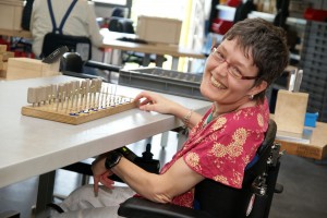 Die  Kreistagskandidatin Nathalie Zwanziger lebt seit rund 30 Jahren auf  dem Schwarzacher Hof. Sie arbeitet in den Schwarzacher  Werkstätten für Menschen mit Behinderung. (Foto: Dirk Adler-Witkowski)