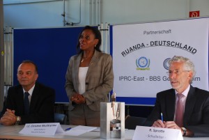 Landrat Brechtel, die ruandische Botschafterin und BBS-Schulleiter Rainer Sprotte während der Feierstunde anlässlich der Unterzeichung des Partnerschaftsvertrags.