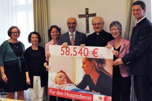 Spende: Erzbischof Dr. Robert Zollitsch und Vertreter von Hospizen und Hospizdiensten (links Regina Hertlein aus Mannheim) trafen sich in Freiburg zur Spendenübergabe und zum Austausch