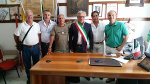  (von links nach rechts):  Lorenzo Gurreri (Kulturdezernent von C. E.), Gaetano Veneziano Broccia (Vize-Bürgermeister von C. E.), Antonio Priolo (Ortsvorsteher von LU-Nord), Nicola Termine (Bürgermeister von C. E.), Giuseppe Vizzi (Gemeinderat von C. E.), Liborio Ciccarello (Stadtrat von LU)