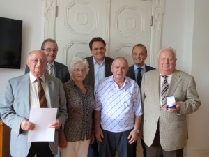 BUZ: Nach der Auszeichnung: (von links vorne) Manfred Kramer, Marliese Wünschel, Walter Bouché, Karl Hoffmann (dahinter von links) Roland Eiswirth, Matthias Schardt, Landrat Dr. Fritz Brechtel.