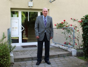 Will Herrmann vor dem Haus in Rheinau-Casterfeld, das seine Stiftung gebaut hat. Foto: Koch 