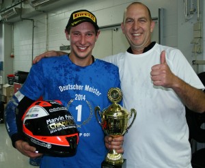 Yamaha-Pilot Marvin Fritz (Neckarzimmern/links) holte sich beim Finale in Hockenheim den IDM-Titel in der Supersportklasse, rechts Cheftechniker Josef „Sepp“ Buchner