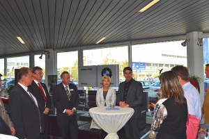 Bürgermeister Thomas Hirsch mit BDS-RLP Präsidentin Liliana Gatterer und Udo Vogel (BMW Autohaus Vogel) (am Tisch v. r. n. l.) Bildquelle: Stadt Landau in der Pfalz 