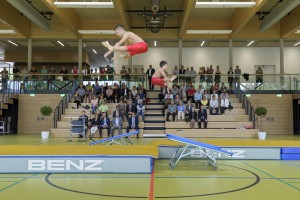 Akrobatische Vorführungen zur Einweihung des Sportzentrums Mitte.  Foto: Philipp Rothe