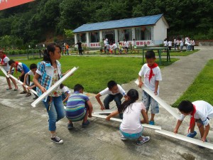 Nachhaltiger Erfolg: das Summercamp in der Grundschule in Haijin. Die Grundschule in Haijin beherbergt rund 200 Kinder. Das Projektteam und Freiwillige investieren etwa 300 Tage pro Jahr in die Betreuung der Schüler in Haijin.   