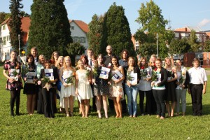 Große Freude über die bestandene Abschlussprüfung bei 22 BZG-Absolventinnen und -Absolventen und Kursleiter Bernhard Pfeifer (ganz rechts). (Foto: BZG)