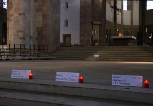 Gedenken an die im Dom bestatteten Bischöfe und Geistlichen, Fotos © Pressestelle Bistum Speyer 