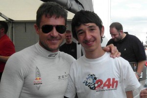 Felix Baumgartner (links) mit einem Fan beim 24-Stunden Rennen auf dem Nürburgring