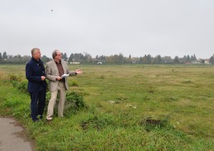 OB Michael Kissel (links) und Volker Roth, Leiter Bereich 7 - Stadtentwicklung am neu erworbenen „Salamander“-Gelände