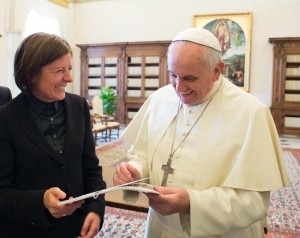 Papst Franziskus Ministerpräsidentin Malu Dreyer Geschenk Foto Osservatore Romano (2)
