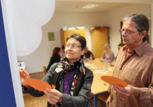 Familientherapeut Harald Haag und Sozialpädagogin Gabriele Hoffmann erarbeiten beim ersten Gruppentreffen Ziele und Erwartungen mit den Teilnehmern