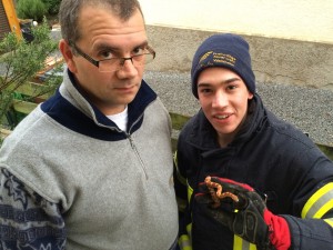 Schlangenfachmann Volker Pfenning gemeinsam mit unserem Feuerwehrangehörigen Tino Meier