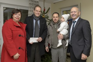 Oberbürgermeister Dr. Würzner spendet für Flüchtlinge in Kirchheim