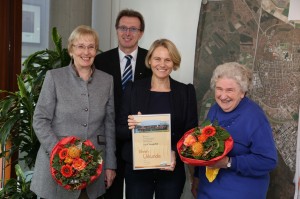 Bürgermeisterin Christiane Staab (Mitte) und Erster Beigeordneter Otto Steinmann mit Sigrid Tuengerthal (li.) und Margot Loeser (re./Foto: Pfeifer)