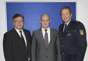 Polizeirat David Faulhaber (Mitte), Polizeipräsident Thomas Köber (rechts), Kriminaldirektor Siegfried Kollmar (links)