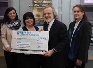 v.l.n.r.: Melanie Scherr, Sabine Ewald (beide VR Bank Rhein-Neckar), Martin Stachniss (1. Vorsitzender Deutsche Leukämie-Forschungs-Hilfe – Ortsverband Mannheim e.V. und Birgit Engler (Deutsche Leukämie-Forschungs-Hilfe)