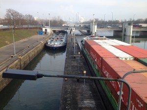 Containerschiff und Tankschiff in der Schleuse Heilbronn