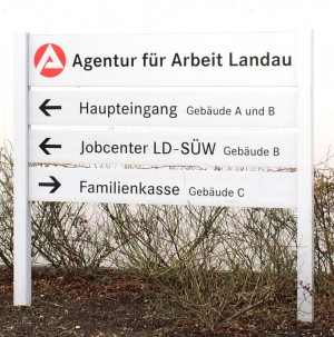 Zehn Jahre SGB II - Rund 12.600 Personen konnten in den letzten zehn Jahren im Bereich des Jobcenters Landau-Südliche Weinstraße in Beschäftigungsverhältnisse vermittelt werden