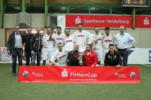 Sieger des 7. FirmenCups des SV Sandhausen und der Sparkasse Heidelberg wurde in der Mannaberghalle in Rauenberg das Team von REWE. (Foto Uwe Schmidt)]