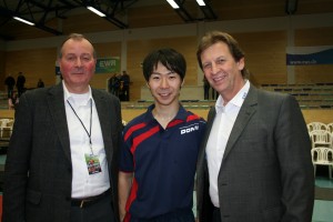 EWR Masters Sieger Masato Shiono aus Japan mit den EWR-Vorständen Helmut Antz (links) und Günter Reichart