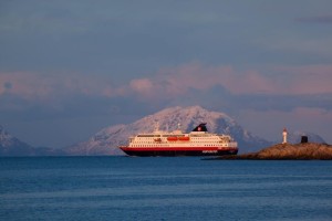 Hurtigrutenschiff vor den Lofoten