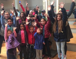 2015-10-19Ehrenamtliche und Flüchtlingskinder bei einer Auf-führung in der Stadthalle Hockenheim