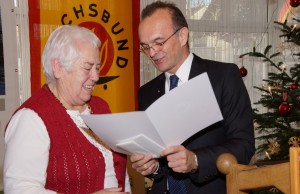 Christa Hurst erhält von Landrat Brechtel die Ehrennadel des Landes