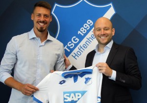 Neuzugang-Sandro-Wagner-(links)-und-TSG-Direktor-Profifußball-Alexander-Rosen-(rechts)