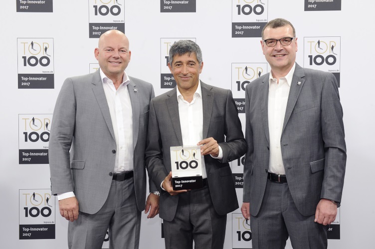 TOP 100-Mentor Ranga Yogeshwar überreicht Datavard die Auszeichnung (v.l.n.r. Guido Moggert, kaufmännischer Leiter, Datavard AG, Ranga Yogeshwar, Thomas Fundneider, Managing Director, Datavard AG Schweiz). Bildquelle: compamedia