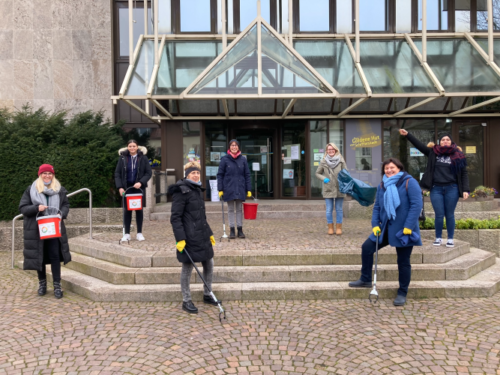 Schifferstadt – Klimascouts mit Rathausmitarbeiterinnen sammeln Zigarettenkippen im Stadtgebiet