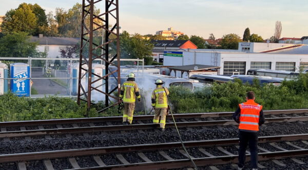 Weinheim – Feuerwehr an Bahntrasse Frankfurt – Heidelberg im Einsatz