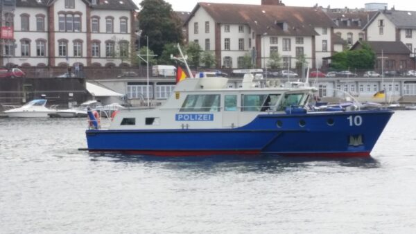 Heidelberg – Sportboot kollidiert mit Schleusenmauer und schlägt Leck