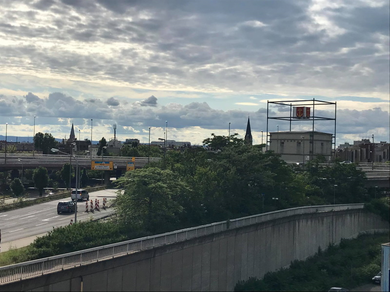 Ludwigshafen – Stadt trifft Vorkehrungen für etwaige Gasmangellage. Die Stadtverwaltung schaltet Beleuchtung öffentlicher Gebäude ab und senkt die Temperatur im Freibad