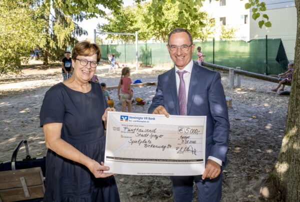 Speyer – Vereinigte VR Bank  Kur- und Rheinpfalz  übergibt Spende für den Spielplatz im Birkenweg