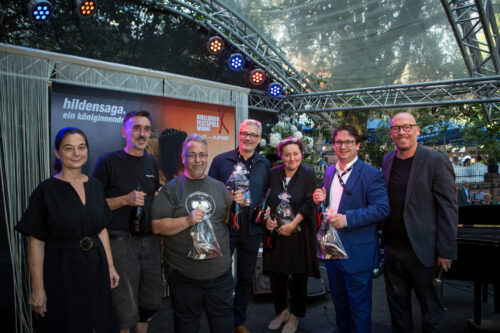 Worms – Seit 20 Jahren bei den Nibelungen-Festspielen dabei: Geschäftsleitung gratuliert sechs Teammitgliedern