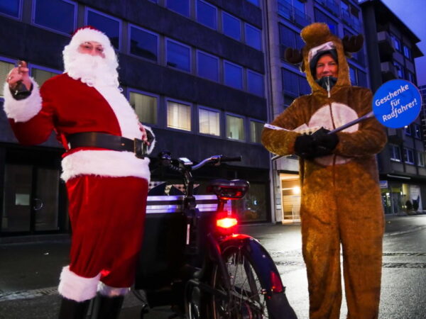 Mannheim – Für mehr Verkehrssicherheit: Der Nikolaus belohnt Radfahrende
