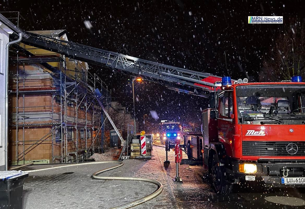Rhein-Pfalz-Kreis – AKTUELL – Feuerwehr bei einem Dachstuhlbrand in  Mutterstadt im Einsatz – ///