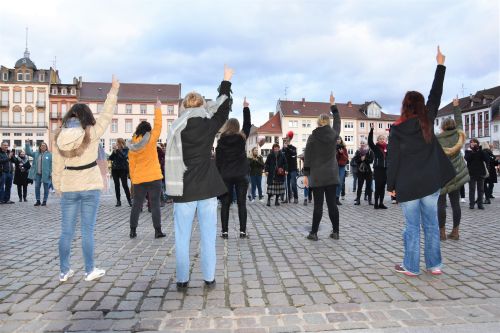 Landau – Aktion „One Billion Rising“ gegen Gewalt an Frauen – Stadt Landau und Landkreis Südliche Weinstraße laden für 14. Februar zum Tanz-Flashmob auf dem Rathausplatz in Landau ein