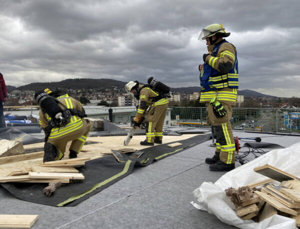 Weinheim – Entstehungsbrand auf Dach kann schnell unter Kontrolle gebracht werden