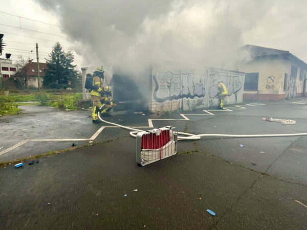 Weinheim – Weinheimer Feuerwehr beim Einsatz: Garagenbrand auf Gelände der Bahn