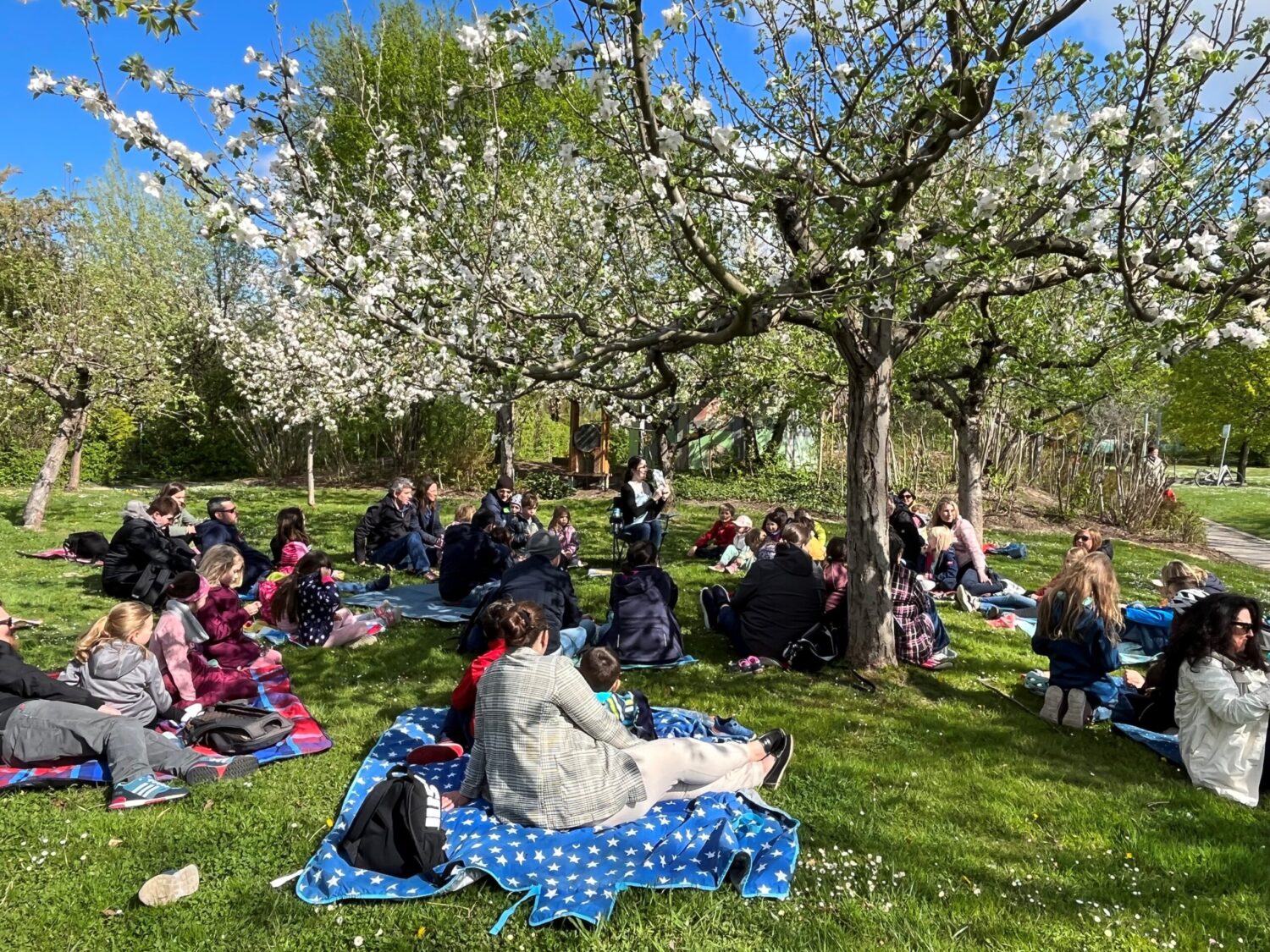 HMV: Osterpicknick im Park mit Ostergeschichten, Hüpfspielen und Ostereiern am Samstag, den 08. April 2023 ab 10:30 Uhr in Hockenheim