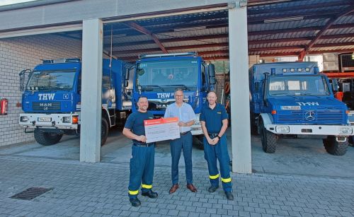 Landau – Landrat Seefeldt im Austausch mit THW Bad Bergzabern – Spende für geländegängiges Mannschaftsfahrzeug überreicht