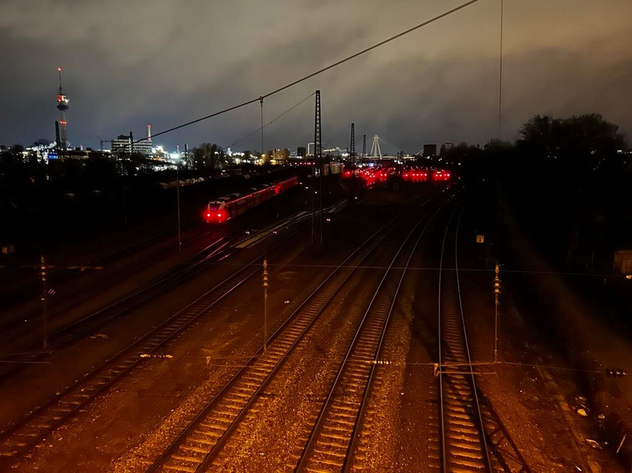Mannheim –  Männer mit Fernseher überquerten Gleise – Strecke zwischen 7.45 und 8.17 komplett gesperrt