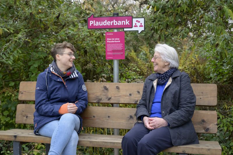 Zum Plausch auf die Heidelberger Plauderbank – Speziell gekennzeichnete Sitzbänke laden zu Gespräch und nachbarschaftlichem Kennenlernen ein