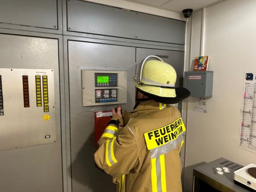 Weinheim – Feuerwehr rückt zu Hilfeleistungen und Kleinbrand aus –  Die Weinheimer Feuerwehrabteilungen musste am Sonntag und Montag zu mehreren Hilfeleistungen und einem Kleinbrand ausrücken.