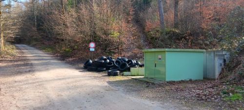 Schriesheim – Illegale Müllablagerung – Ca. 50 Altreifen auf Parkplatz entsorgt – Polizei sucht Zeugen