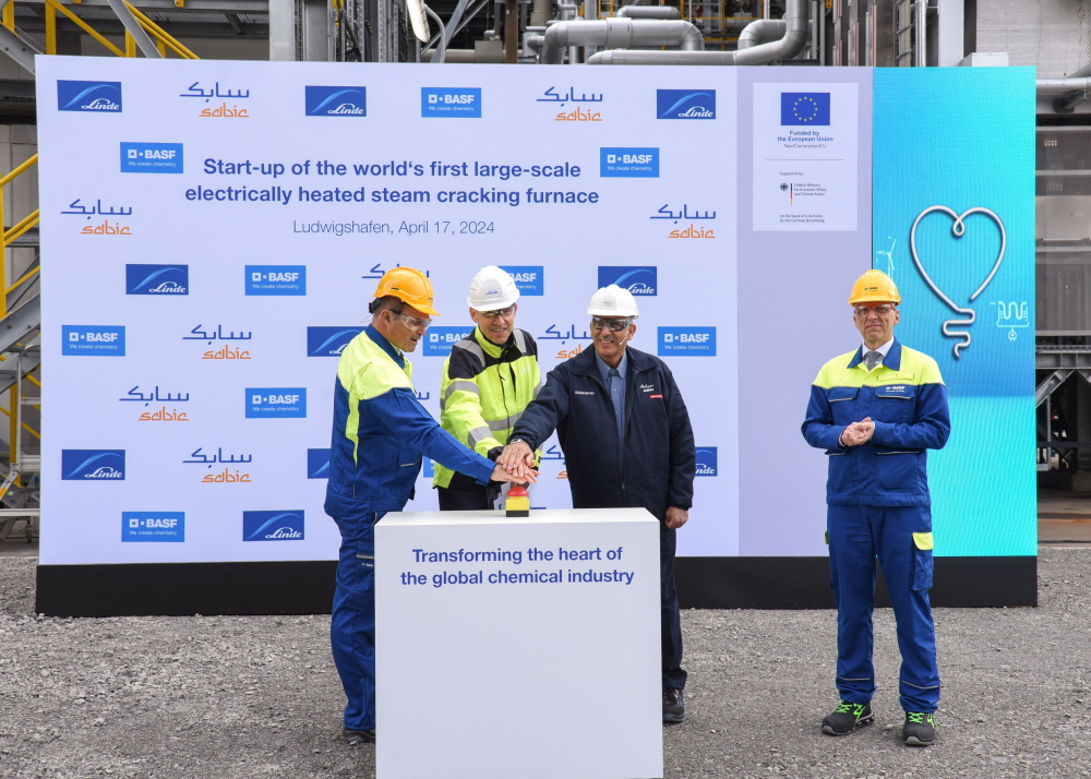 Ludwigshafen – BASF, SABIC und Linde feiern In­betrieb­nahme der welt­weit ersten groß­technischen elektrisch be­heizten Steam­cracker-Öfen
