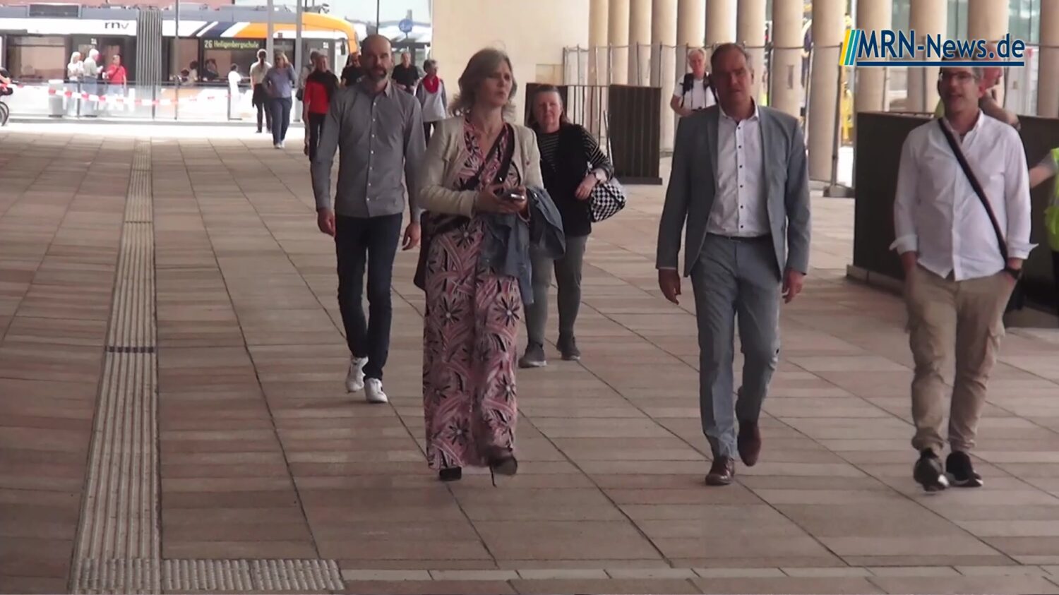 Heidelberg – Barrierefreie Fußgängerbrücke verbindet Hauptbahnhof und Bahnstadt(Video)